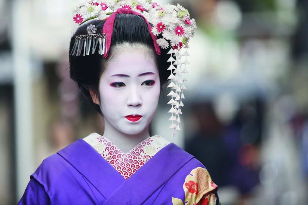 Geisha in traditional dress, Deluxe
