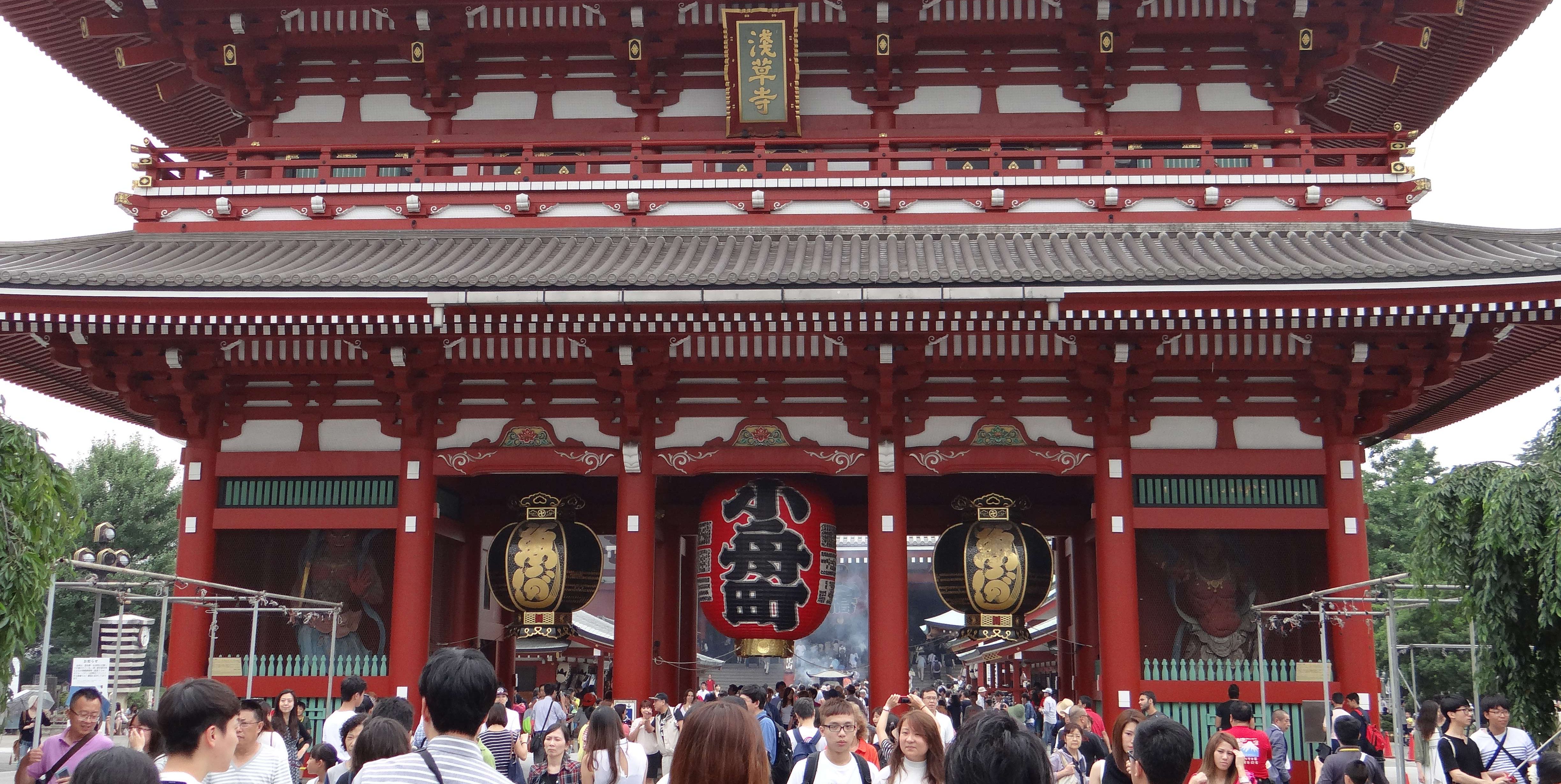 Entrance to popular Sensoji Temple, traditional japan