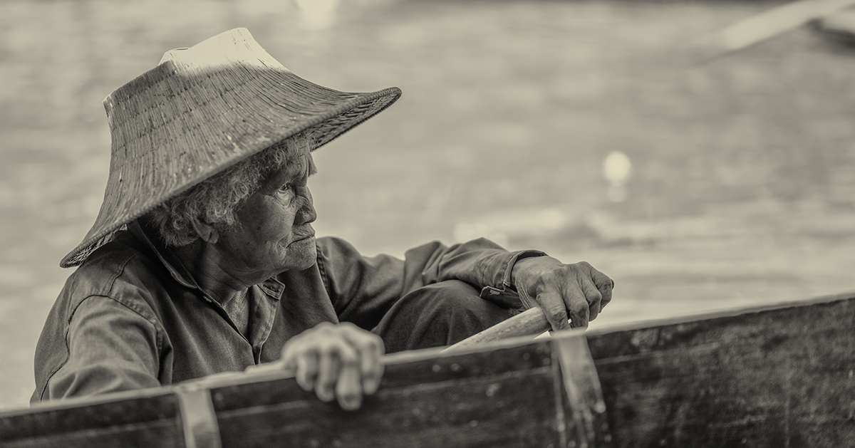 100-year-old woman off to the floating markets, travel photography