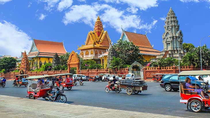 Busy streets on Phnom Penh 