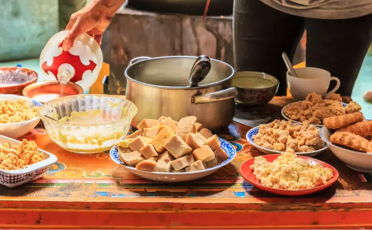 Share a meal with nomadic family
